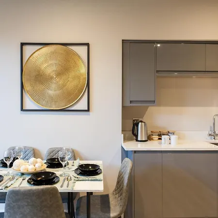 Apartamento 2-bedroom - Walk To Station & Park Square