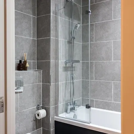 Apartamento 2-bedroom - Walk To Station & Park Square *