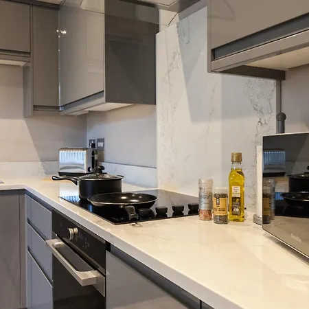 Apartamento 2-bedroom - Walk To Station & Park Square *