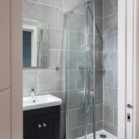 Apartamento 2-bedroom - Walk To Station & Park Square *