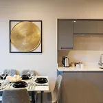 Apartment 2-bedroom - Walk To Station & Park Square