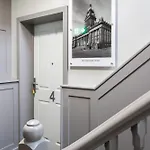 2-bedroom - Walk To Station & Park Square *
