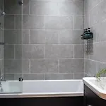 2-bedroom - Walk To Station & Park Square Apartment