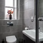 2-bedroom - Walk To Station & Park Square Apartment *