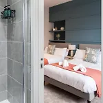 2-bedroom - Walk To Station & Park Square Apartment *