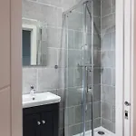 Apartment 2-bedroom - Walk To Station & Park Square *