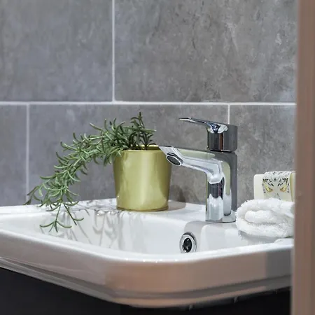 2-bedroom - Walk To Station & Park Square * Лидс
