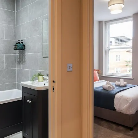 2-bedroom - Walk To Station & Park Square * Лидс