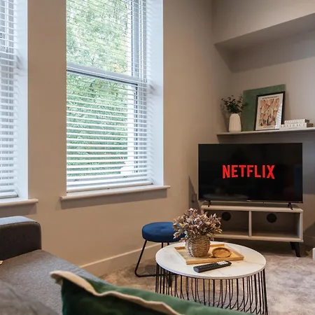 Apartment 2-bedroom - Walk To Station & Park Square *