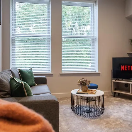 2-bedroom - Walk To Station & Park Square Апартаменты Лидс