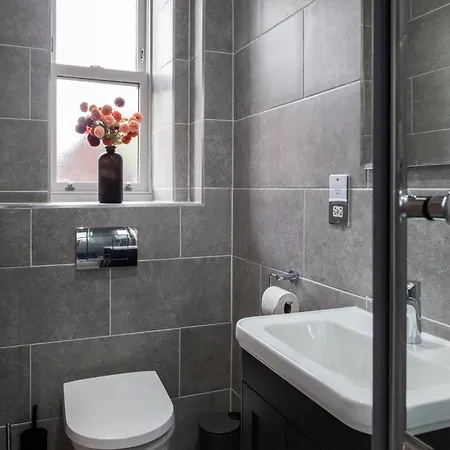 2-bedroom - Walk To Station & Park Square Апартаменты *