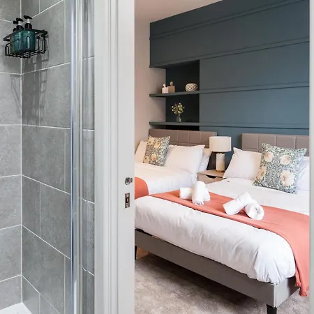 2-bedroom - Walk To Station & Park Square Апартаменты *