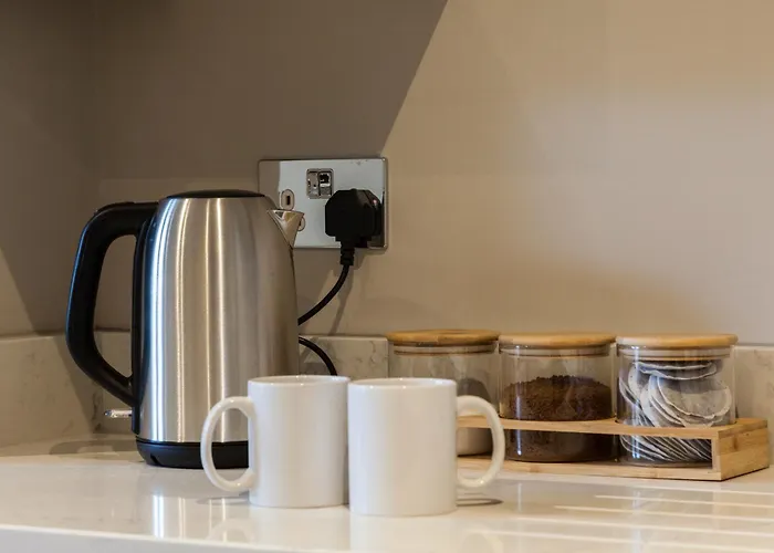 Apartment 2-bedroom - Walk To Station & Park Square