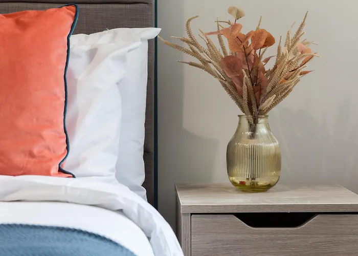 2-bedroom - Walk To Station & Park Square