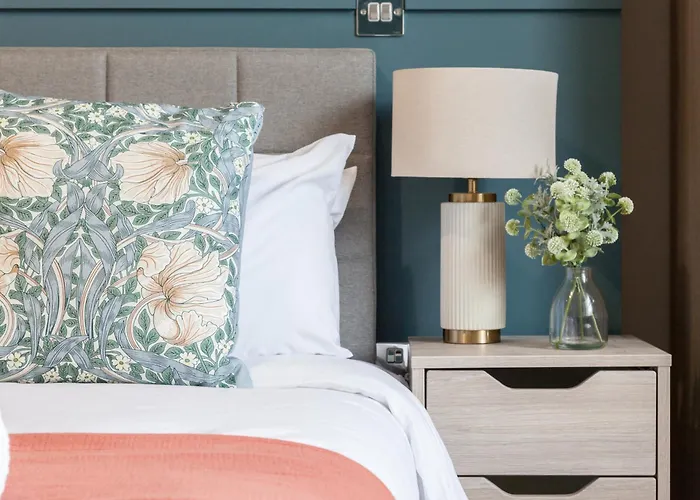 2-bedroom - Walk To Station & Park Square Апартаменти *