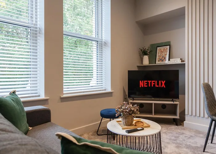 Apartment 2-bedroom - Walk To Station & Park Square *