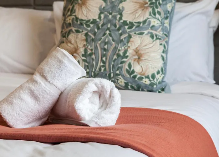 2-bedroom - Walk To Station & Park Square