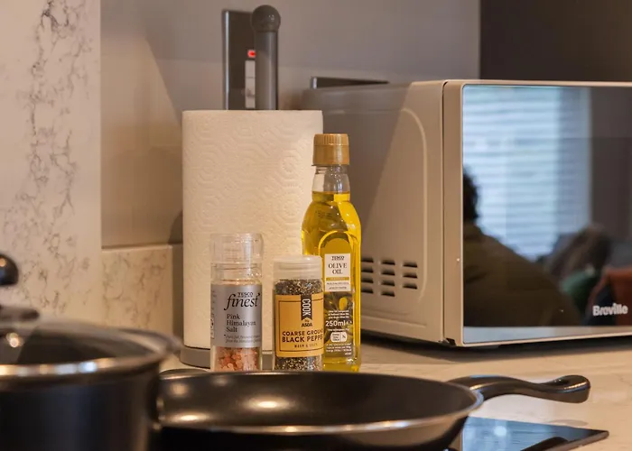 2-bedroom - Walk To Station & Park Square Апартаменти