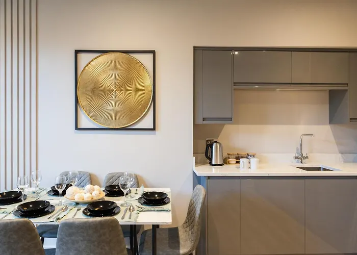 Apartment 2-bedroom - Walk To Station & Park Square