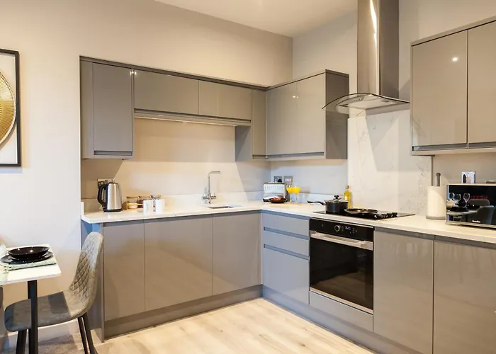 2-bedroom - Walk To Station & Park Square Апартаменти *