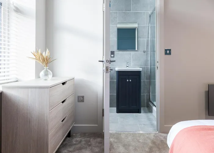 Apartment 2-bedroom - Walk To Station & Park Square *