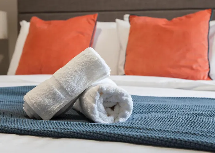 Апартаменти 2-bedroom - Walk To Station & Park Square