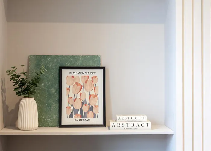 Apartment 2-bedroom - Walk To Station & Park Square *