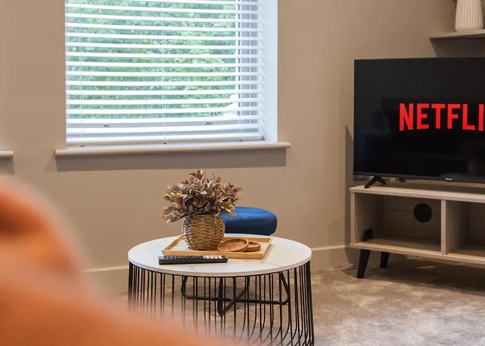 2-bedroom - Walk To Station & Park Square *