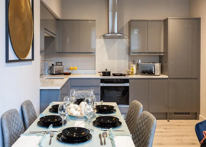 2-bedroom - Walk To Station & Park Square * Лідс