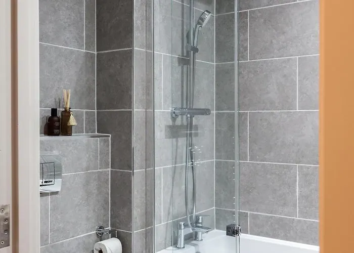 Apartment 2-bedroom - Walk To Station & Park Square *