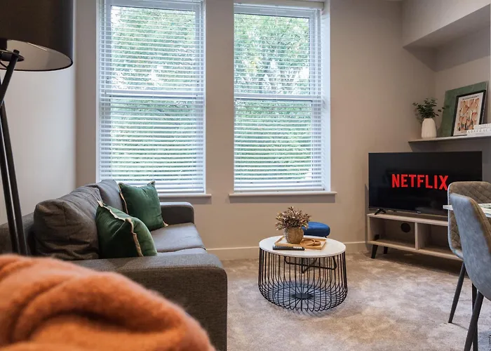 2-bedroom - Walk To Station & Park Square Апартаменти Лідс