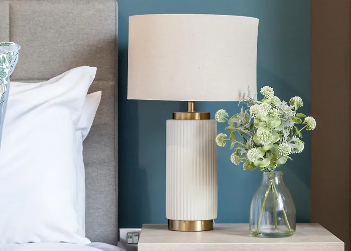 2-bedroom - Walk To Station & Park Square Лідс