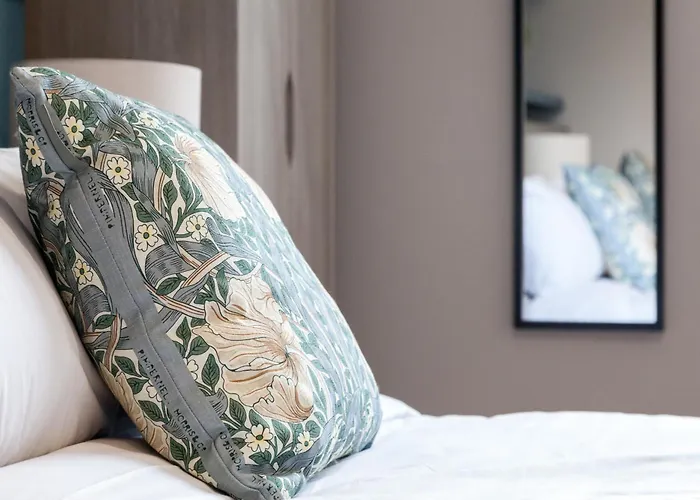 Апартаменти 2-bedroom - Walk To Station & Park Square