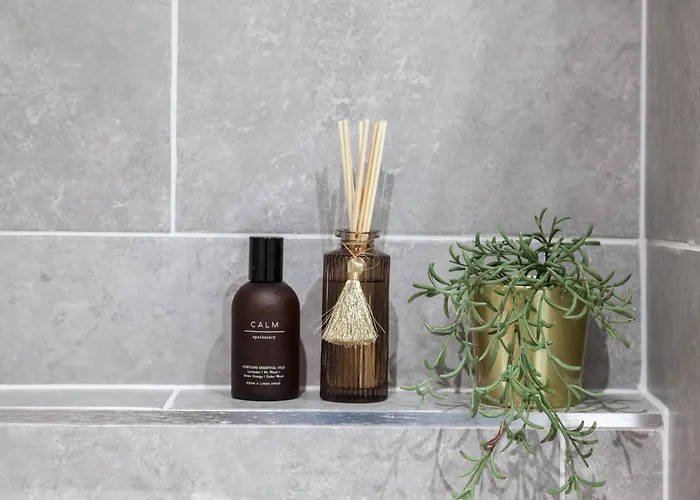 2-bedroom - Walk To Station & Park Square Апартаменти *