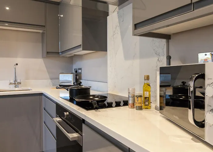 Apartment 2-bedroom - Walk To Station & Park Square *