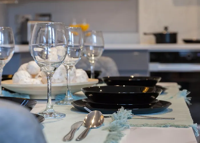 2-bedroom - Walk To Station & Park Square Апартаменти Лідс