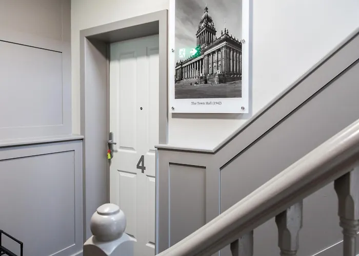 2-bedroom - Walk To Station & Park Square *