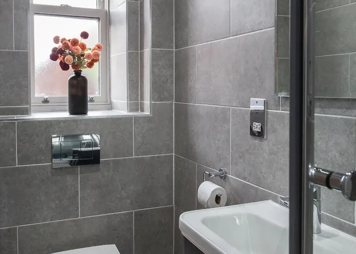 2-bedroom - Walk To Station & Park Square Лідс