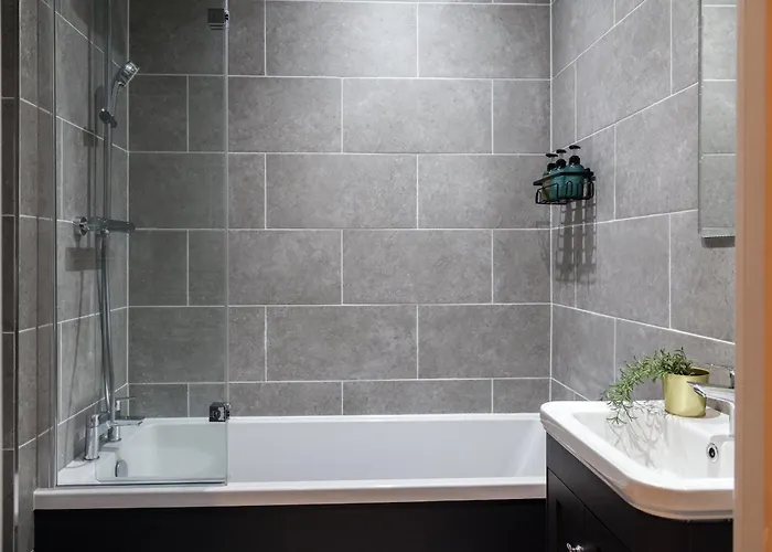 2-bedroom - Walk To Station & Park Square Апартаменти