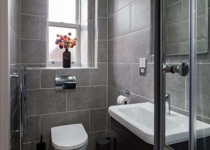 2-bedroom - Walk To Station & Park Square Apartment *