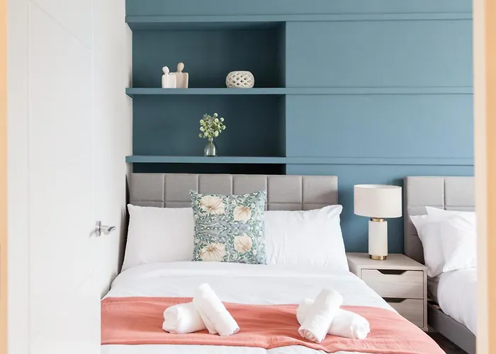 2-bedroom - Walk To Station & Park Square Апартаменти