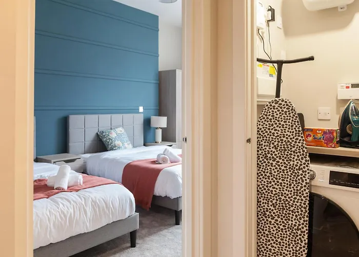 2-bedroom - Walk To Station & Park Square Apartment