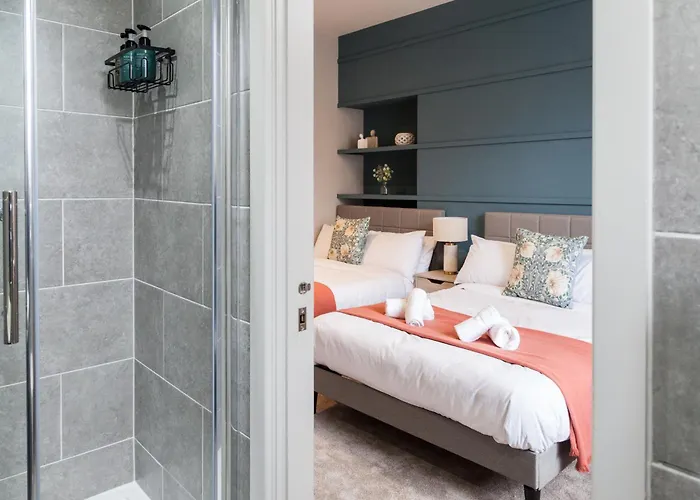 2-bedroom - Walk To Station & Park Square Апартаменти *