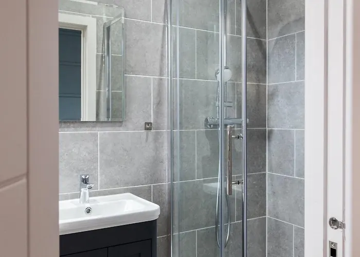 Apartment 2-bedroom - Walk To Station & Park Square *