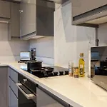 Appartamento 2-bedroom - Walk To Station & Park Square *