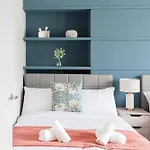 2-bedroom - Walk To Station & Park Square Appartamento