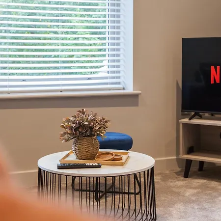 2 Bedroom Flat - Long Term Rates- Contractors-professionals-relocation *