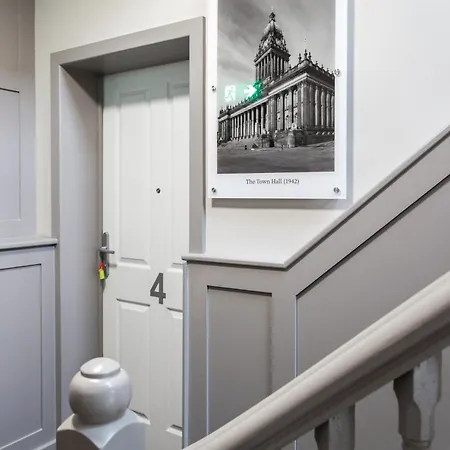2-bedroom - Walk To Station & Park Square *